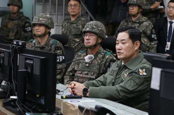 신원식 국방부 장관이 지난 9일 대비태세 현장지도를 위해 육군1보병사단 도라OP를 찾아 예하부대 지휘관들과 화상으로 연결해 작전지도를 하고 있다. 국방부 제공, 뉴스1