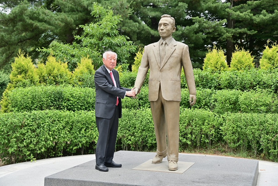 서울 하월곡동 KIST 안에 위치한 박정희 대통령 동상을 찾은 신동식 회장. [사진 신동식]