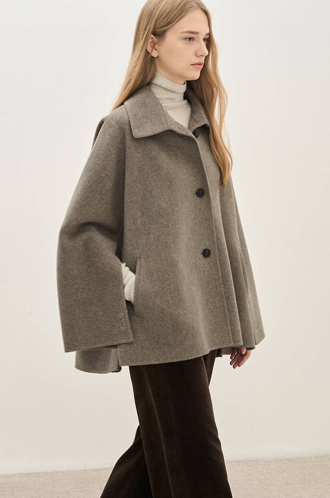 더캐시미어의 캐시미어 블렌드 돌먼 슬리브 자켓. 한섬 제공