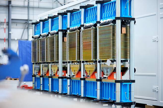 영국 민간 수소 생산 프로젝트의 첨병인 셰필드 ITM파워 기가팩토리 내부. 아직 초기 단계인 '그린수소 산업의 열쇠'로 불리는 전해조 생산공장 중 최대 규모를 자랑한다.  ITM파워