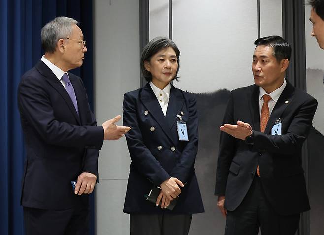 유인촌 문화체육관광부 장관 후보자(왼쪽부터), 김행 여성가족부 장관 후보자, 신원식 국방부 장관 후보자가 9월 13일 서울 용산 대통령실 청사에서 열린 김대기 대통령 비서실장의 2차 개각 발표 브리핑에서 발언 순서를 서로 양보하고 있다. 2023.9.13 [연합뉴스]