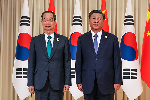 South Korean Prime Minister Han Duck-soo, left, and Chinese President Xi Jinping. [Courtesy of Prime Minister’s Office]