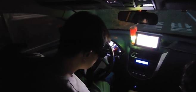 80세 노인 체험 장비를 입고 '야간 운전'까지 도전해봤다. 어둠까지 덮이니 시야가 극히 좁아져 운전하기가 정말 힘들었다./사진=황창식 커뮤니케이션즈 온 과장