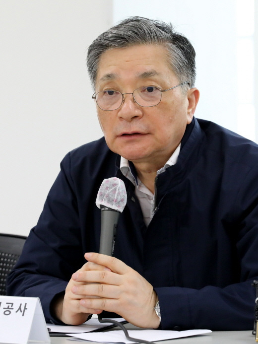 이한준 한국토지주택공사(LH) 사장은 지난 10일 국감에서 인천 검단신도시 아파트 붕괴 사고에 대해 "GS건설과 최대한 노력해 입주에 불편이 없도록 최선을 다하겠다"면서 "그러나 설계 책임 문제도 법상과 계약서상 시공사인 GS건설이 책임지게끔 명시돼 있다"고 밝혔다. /사진=뉴스1