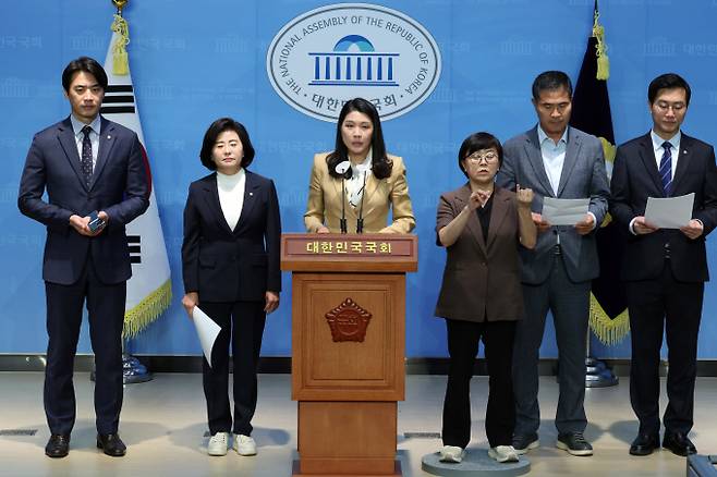 김행 여성가족부 장관 후보자의 임명을 두고 여·야가 공방을 이어가는 가운데 여당 내에서도 김 후보자의 자진 사퇴를 요구하는 목소리가 나오고 있다. 사진은 신현영 더불어민주당 국회 여성가족위원회 간사와 의원들이 지난 6일 오전 서울 여의도 국회 소통관에서 '김행 여성가족부 장관 후보자에 대한 윤석열 대통령의 지명 철회 및 후보자 자진사퇴 촉구 기자회견'을 하는 모습. /사진=뉴스1