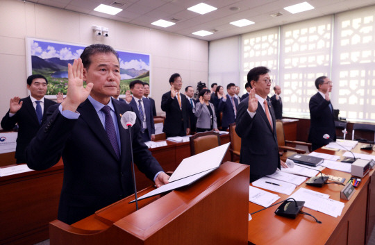 김영호(왼쪽) 통일부 장관이 11일 국회에서 열린 국회 외교통일위원회 국정감사에서 증인 선서를 하고 있다. 뉴시스