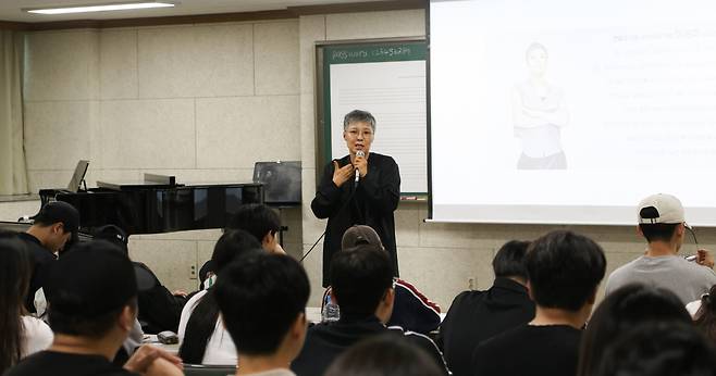 대구가톨릭대 실응음악과 이은미 석좌교수가 최근 본교 재학생들에게 첫 강의를 펼쳤다.[대구가톨릭대 제공]