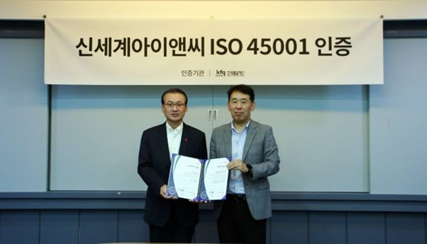 ISO 45001 인증서 수여식에서 (왼쪽부터)형태준 신세계아이앤씨 대표와 송지영 한국품질재단 대표가 기념촬영을 진행하고 있다.(사진=신세계아이앤씨 제공) *재판매 및 DB 금지