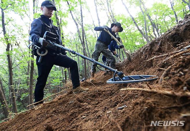 [의왕=뉴시스] 김종택기자 = 국방부 유해발굴감식단과 수도군단 유해발굴팀, 51사단 장병들이 11일 경기도 의왕시 모락산 일대에서 6·25 전사자 유해발굴을 하고 있다. 현재 모락산 유해발굴현장에서 완전유해 3구와 부분유해 1구, 탄피, 수류탄 잔해, 탄두 등 350여점의 유품이 다수 발견됐다. 2023.10.11. jtk@newsis.com