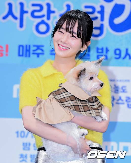 [OSEN=지형준 기자] 11일 오후 서울 상암동 MBC에서 새 수요드라마 ‘오늘도 사랑스럽개’ 제작발표회가 열렸다.‘오늘도 사랑스럽개’는 동명의 네이버웹툰 ‘오늘도 사랑스럽개’(작가 이혜)가 원작으로 키스를 하면 개로 변하는 저주에 걸린 여자와 그 저주를 풀 수 있는 유일한 치트키지만 개를 무서워하는 남자의 댕며드는 예측불허 판타지 로맨스 드라마다. 특히 원작과 완벽한 싱크로율을 자랑하는 배우 차은우, 박규영, 이현우 등의 케미가 방송 전부터 큰 이슈를 몰고 있다.배우 박규영이 포토타임을 하고 있다. 2023.10.11 /jpnews@osen.co.kr
