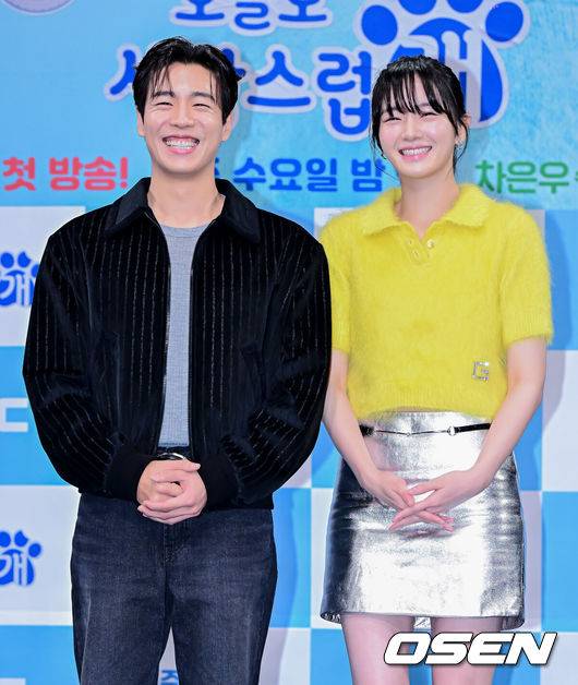 [OSEN=지형준 기자] 11일 오후 서울 상암동 MBC에서 새 수요드라마 ‘오늘도 사랑스럽개’ 제작발표회가 열렸다.‘오늘도 사랑스럽개’는 동명의 네이버웹툰 ‘오늘도 사랑스럽개’(작가 이혜)가 원작으로 키스를 하면 개로 변하는 저주에 걸린 여자와 그 저주를 풀 수 있는 유일한 치트키지만 개를 무서워하는 남자의 댕며드는 예측불허 판타지 로맨스 드라마다. 특히 원작과 완벽한 싱크로율을 자랑하는 배우 차은우, 박규영, 이현우 등의 케미가 방송 전부터 큰 이슈를 몰고 있다.배우 이현우, 박규영이 포토타임을 하고 있다. 2023.10.11 /jpnews@osen.co.kr