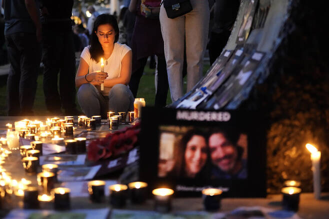 팔레스타인 무장 정파 하마스와 이스라엘 간 교전 발생 사흘째인 9일(현지시간) 영국 런던에서 유대인들이 이스라엘을 위해 기도하며 촛불을 밝히고 있다. AP연합뉴스