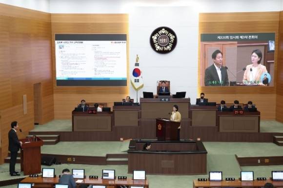 사진은 제320회 임시회 제3차 본회의에서 오세훈 시장에게 질의하는 박수빈 의원