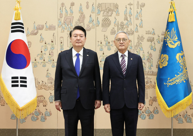 윤석열 대통령이 11일 서울 용산 대통령실 청사에서 유인촌 문화체육관광부 장관에게 임명장을 수여한 뒤 기념촬영을 하고 있다./연합뉴스