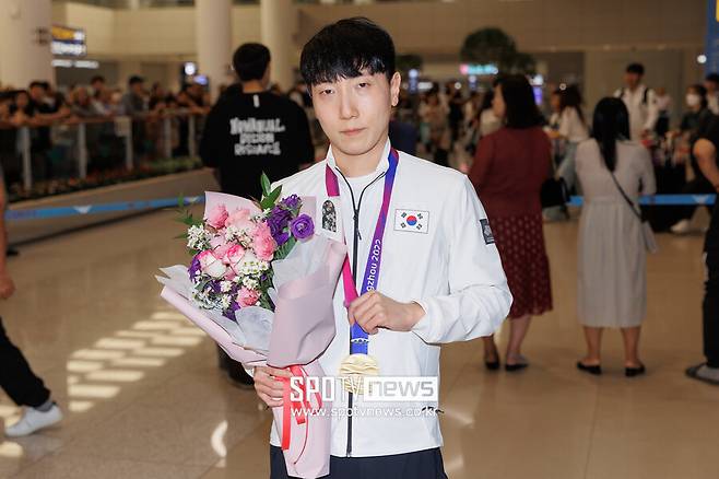 ▲ 항저우 아시안게임에서 금메달을 획득한 스트리트파이터 국가대표 김관우 ⓒ한국e스포츠협회