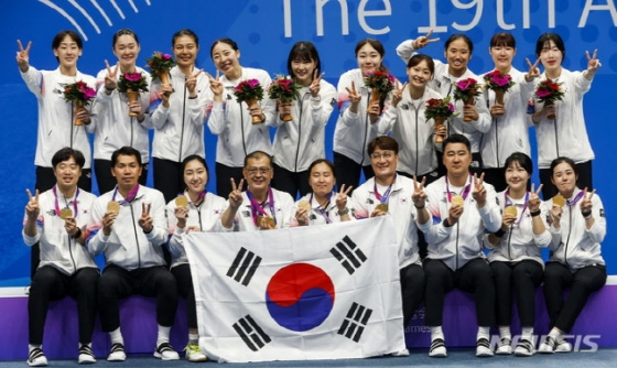 한국 여자 배드민턴 대표팀이 10월 1일 단체전에서 금메달을 차지한 뒤 기념촬영을 하고 있다. /사진=뉴시스