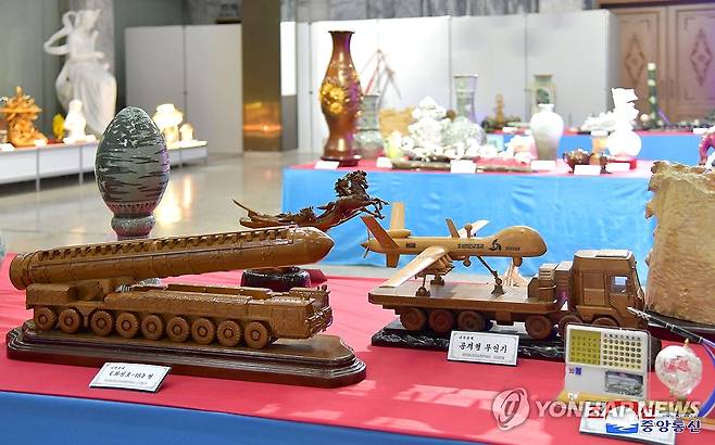 북한, 당창건 78주년 기념 공예축전에 '공격형 무인기' 공예품 전시 (평양 조선중앙통신=연합뉴스) 북한 노동당 창건 78주년(10.10)을 맞아 지난 5일 평양국제문화회관에서 개막된 제4차 전국 조각,공예축전에 대륙간탄도미사일(ICBM) 화성포-18형, 공격형 무인기, 핵공격잠수함을 형상화한 공예품들이 전시돼 눈길을 끈다. 2023.10.7 
    [국내에서만 사용가능. 재배포 금지. For Use Only in the Republic of Korea. No Redistribution] nkphoto@yna.co.kr