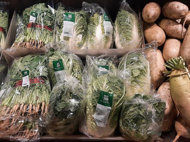 10일 이마트에 진열된 손질 배추…1포기 6천480원 [촬영 성혜미]