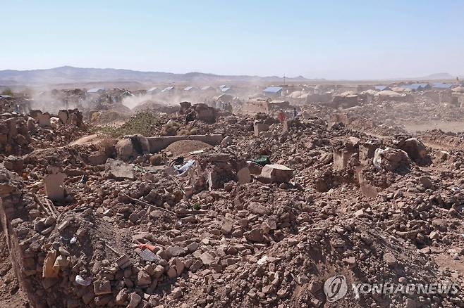 아프가니스탄 북서부에 또 규모 6.3 강진 (헤라트[아프가니스탄] AFP=연합뉴스) 지난 9일(현지시간) 아프가니스탄 서부 헤라트주의 마을이 강진으로 폐허가 된 모습. 지난 7일 규모 6.3의 강진과 여진이 이 지역을 덮쳐 지금까지 약 2천400명이 숨지고 2천여명이 부상했다. clynnkim@yna.co.kr