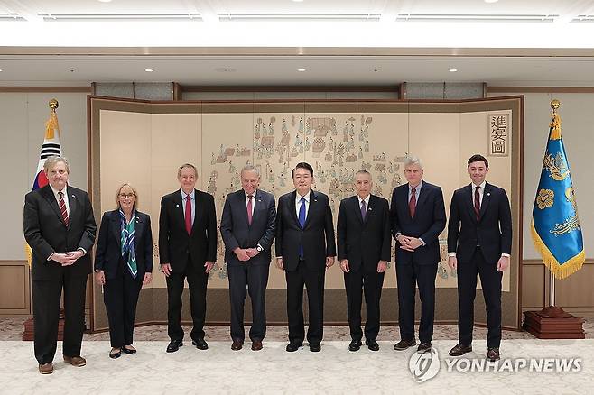 윤석열 대통령, 미국 상원의원 대표단 접견 (서울=연합뉴스) 임헌정 기자 = 윤석열 대통령이 11일 서울 용산 대통령실 청사에서 방한 중인 척 슈머 민주당 원내대표를 포함한 미국 상원의원 대표단을 접견하며 기념촬영을 하고 있다. 
    왼쪽부터 존 케네디 필립 연방상원의원(루이지애나), 매기 하산 연방상원의원(뉴햄프셔), 마이클 크레이포 연방상원의원(아이다호), 척 슈머 연방상원의원(뉴욕), 윤 대통령, 필립 골드버그 주한미국대사, 빌 캐시디 연방상원의원(루이지애나), 존 오소프 연방상원의원(조지아). 2023.10.11 [대통령실 제공. 재판매 및 DB 금지] kane@yna.co.kr