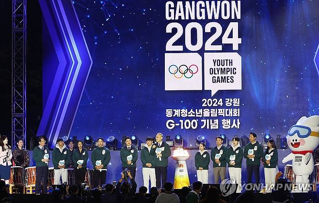 강원 2024 동계 청소년 올림픽 D-100 기념행사 (서울=연합뉴스) 최재구 기자 = 11일 밤 서울광장에서 열린 2024강원동계청소년올림픽대회 D-100 기념행사에서 유인촌 문화체육관광부 장관, 오세훈 서울시장, 김진태 강원도지사 등이 도착한 성화를 맞이하고 기념사진을 촬영하고 있다. 2023.10.11 jjaeck9@yna.co.kr