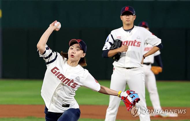 '아시안게임 금메달' 롯데 레전드의 딸 윤지수 시구 (부산=연합뉴스) 강덕철 기자 = 11일 부산 사직야구장에서 열린 프로야구 롯데자이언츠-두산베어스와의 2023시즌 홈 최종 전에서 항저우 아시안게임 펜싱 종목에서 금메달을 획득한 윤지수가 시구하고 있다. 윤지수는 롯데의 레전드 투수였던 윤학길의 딸이다. 2023.10.11 kangdcc@yna.co.kr