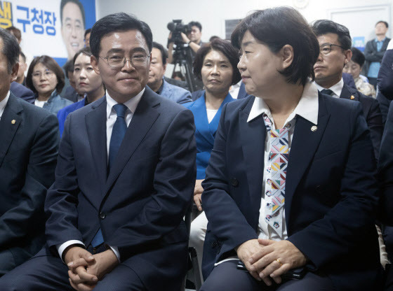 강서구청장 보궐선거일인 11일 오후 서울 강서구 마곡동 더불어민주당 진교훈 후보 캠프사무실에서 진 후보와 서영교 의원이 대화하고 있다. (사진=연합뉴스)