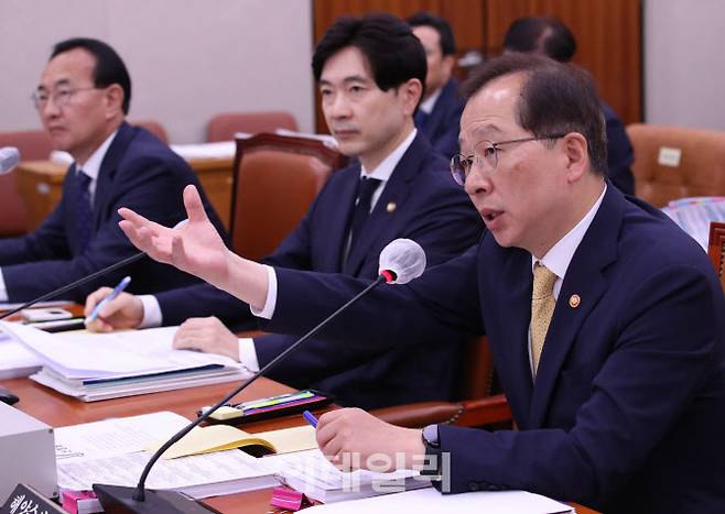 조승환 해양수산부장관이 12일 오전 서울 여의도 국회에서 열린 농림축산식품해양수산위원회의 해양수산부 등에 대한 국정감사에 출석해 의원들의 질의에 답변하고 있다.(사진=노진환 기자)