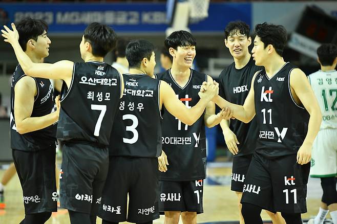 12일 열린 KBL 컵대회 원주 DB와의 경기에서 승리를 거둔 뒤 기뻐하는 수원 KT 선수들 사진=KBL