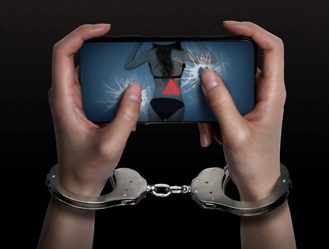 성폭력을 저지른 범죄자들의 성중독 성향이 치료되어야 할 곳에서 버젓이 음란물을 시청하고 있다면 치료에 당연히 부정적일 수밖에 없다. 인터넷 음란물에 많이 노출될수록 혼외 성관계, 성매매 등 부적절한 성행동이 많아진다는 것은 많은 연구에서 꾸준히 지적돼 온 사안이다. *사진은 실제 내용과 관련 없음 [사진=게티이미지뱅크]