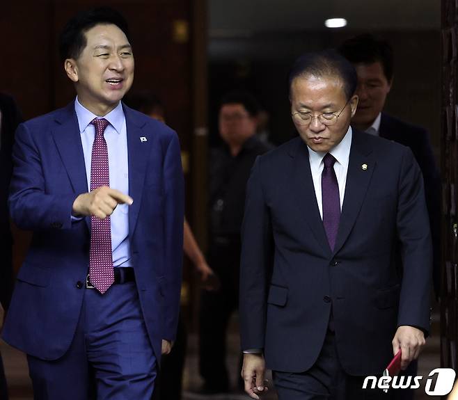국민의힘 김기현 대표와 윤재옥 원내대표가 21일 오후 서울 여의도 국회에서 열린 의원총회에 참석하고 있다. 2023.9.21/뉴스1 ⓒ News1 황기선 기자