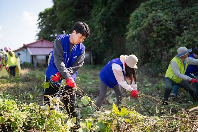 효성 임직원 등이 유부도 생물다양성 보존활동에 참여하는 모습(효성첨단소재 제공).