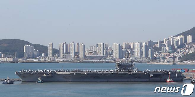 12일 오전 미국 핵추진 항공모함 로널드 레이건함(CVN-76)이 부산 남구 해군작전사령부 부산작전기지에 입항하고 있다. 2023.10.12/뉴스1 ⓒ News1 윤일지 기자