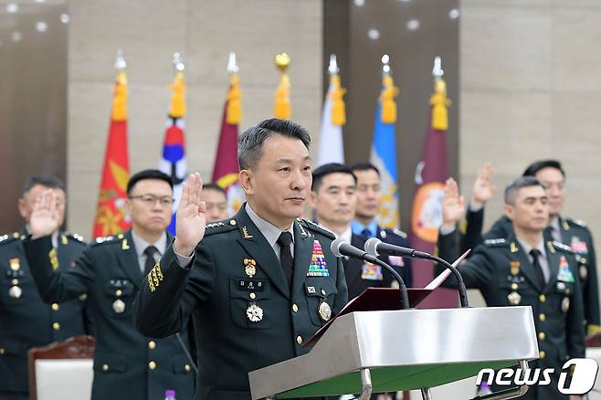 김승겸 합동참모본부 의장이 12일 서울 용산구 합동참모본부 청사에서 열린 국회 국방위원회 합동참모본부 등에 대한 국정감사에서 증인 선서를 하고 있다. 2023.10.12/뉴스1 ⓒ News1 국회사진취재단