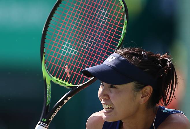 장수정이 12일 서울 올림픽픽공원 테니스장에서 열린 여자프로테니스(WTA) 투어 2023 하나은행 코리아오픈 단식 2라운드에서 미국의 에미나 벡타스와 격돌하고 있다. 연합뉴스