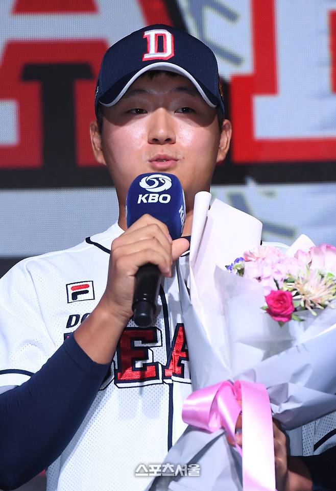 인천고 김택연이 2024 KBO 신인 드래프트에서 전체 1라운드 2순위로 두산 베어스에 지명된 뒤 소감을 밝히고 있다. 박진업기자 upandup@sportsseoul.com