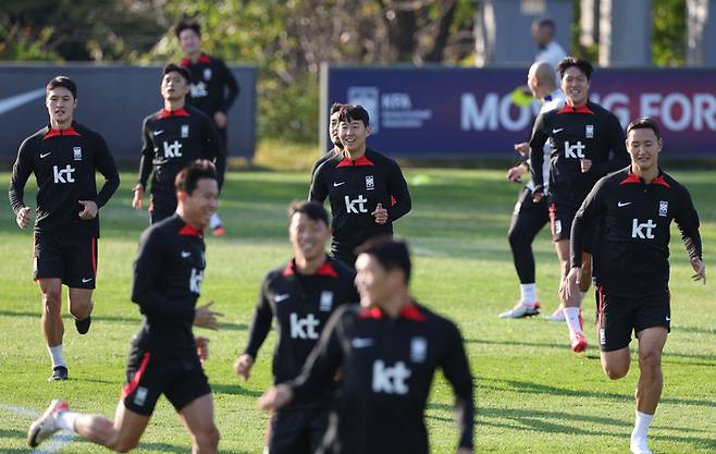 12일 오후 경기도 파주NFC(축구대표팀 트레이닝센터)에서 한국 축구대표팀 손흥민 등 선수들이 훈련하고 있다. 파주 | 연합뉴스