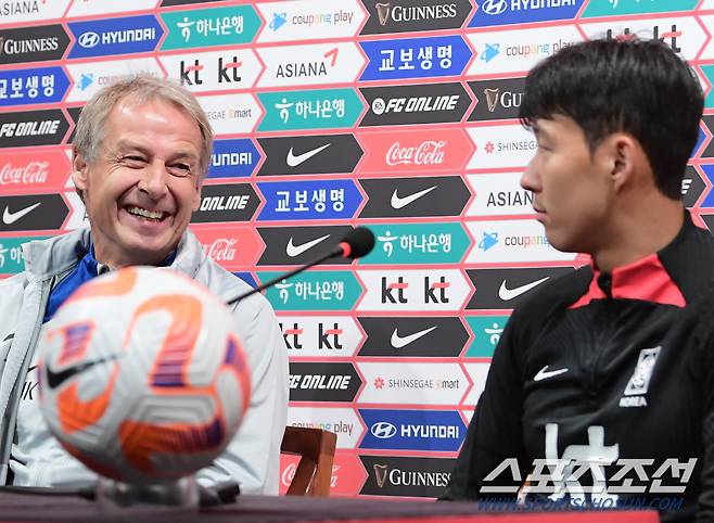 12일 파주 NFC에서 축구대표팀 클린스만 감독과 주장 손흥민이 훈련 전 기자회견을 하고 있다. 정재근 기자 cjg@sportschosun.com/2023.10.12/