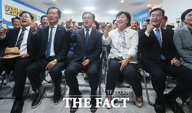 서울 강서구청장 보궐선거 개표가 진행된 11일 저녁 진교훈 후보가 서울 강서구에 마련된 선거사무실에서 당 관계자들과 개표 방송을 시청하며 파이팅을 외치고 있다. /박헌우 기자