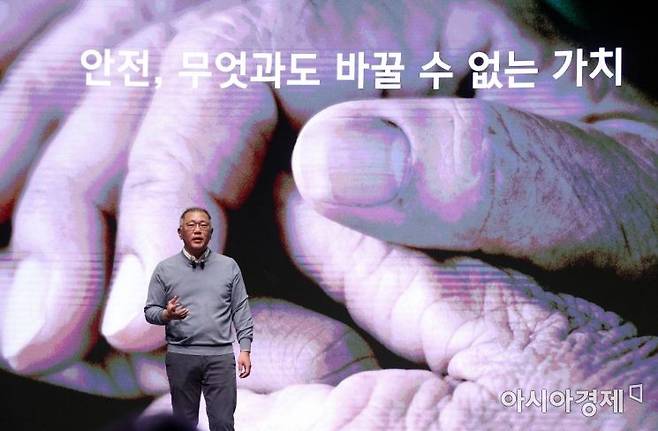 정의선 현대자동차그룹 회장이 현대·기아차 남양연구소에서 열린 2023년 신년회에서 경영 전략과 방향성에 대해 이야기하고 있다./화성=김현민 기자 kimhyun81@