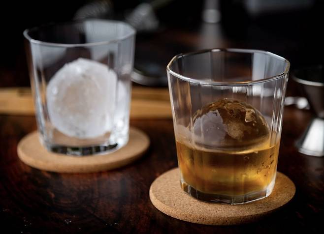 온더락은 얼음이 자연스럽게 녹으면서 위스키와 희석돼, 높은 도수의 위스키가 부담스러운 입문자들에게 추천하는 방법입니다. /icepro