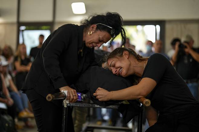 11일(현지시각) 이스라엘 텔아비브에서 열린 한 장례식에서 추모객들이 슬픔을 나누고 있다./AP연합뉴스