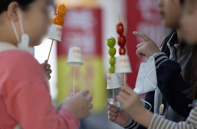 10일 오후 서울시내 거리에서 어린이들이 탕후루를 먹고 있다. /뉴스1