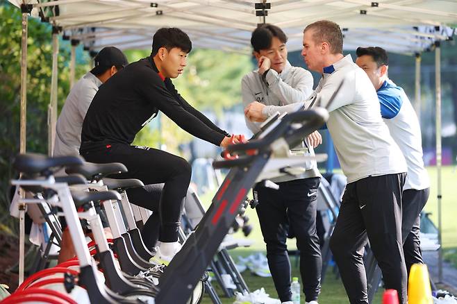 손흥민이 지난 10일 파주NFC에서 사이클을 타면서 회복 훈련을 하고 있다./연합뉴스