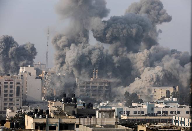 11일(현지 시각) 팔레스타인 가자지구에서 이스라엘의 공습으로 연기가 솟아오르고 있다. 지난 7일 팔레스타인 무장 정파 하마스가 이스라엘을 기습 공격한 후 시작된 전쟁으로 수천 명의 사상자가 발생했다. /로이터 연합뉴스