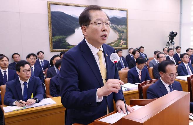 조승환 해양수산부 장관이 12일 국회에서 열린 농림축산식품해양수산위원회 국정감사에서 업무보고를 하고 있다. /연합뉴스