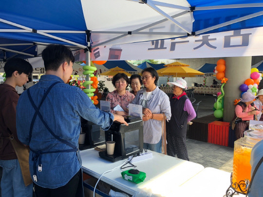 예산꿈빛학교 학생들이 지난 11일 예산 해봄센터에서 열린 커피 축제에 참가했다. 사진=예산교육지원청 제공