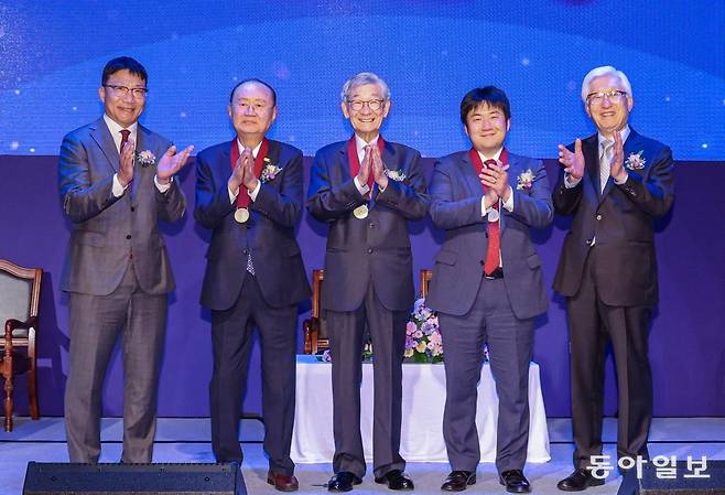 서울 중구 웨스틴조선호텔에서 제37회 인촌상 시상식이 11일 열렸다. 왼쪽부터 김재호 동아일보 회장, 수상자인 이대봉 서울예술학원
 이사장·참빛그룹 회장, 김종규 문화유산국민신탁 이사장, 최순원 미국 매사추세츠공대(MIT) 물리학과 교수와 이진강 인촌기념회 
이사장. 이한결 기자 always@donga.com