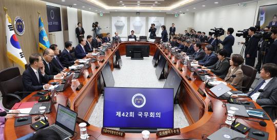 윤석열 대통령이 10일 서울 용산 대통령실 청사에서 열린 국무회의에서 발언하고 있다. 2023.10.10



    kane@yna.co.kr



(끝)