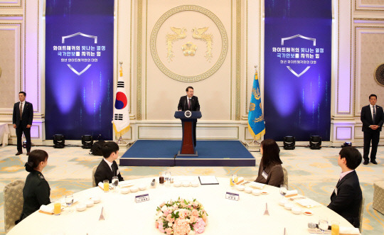 윤석열 대통령이 12일 청와대 영빈관에서 열린 청년 화이트해커와의 대화에서 발언하고 있다. 대통령실통신사진기자단=연합뉴스